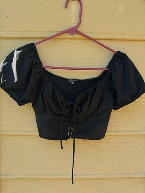 BLACK LACE UP CROP TOP